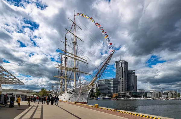 Gdynia, Polonya - 04 Mayıs 2025: Antik yelkenli gemisi 
