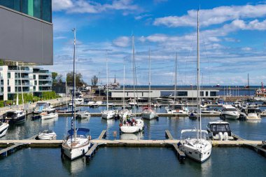 Gdynia, Polonya - 04 Mayıs 2025: Gdynia 'daki marina, rıhtım ve demir atmış yelkenli gemi ve yatların güzel yaz manzarası. Baltık Denizi 'nde spor ve eğlence