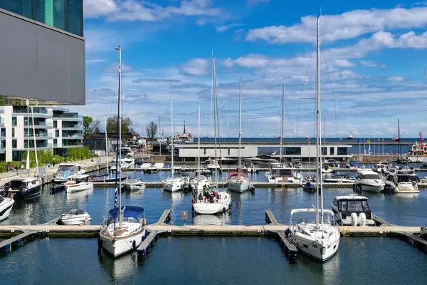 Gdynia, Polonya - 04 Mayıs 2025: Gdynia 'daki marina, rıhtım ve demir atmış yelkenli gemi ve yatların güzel yaz manzarası. Baltık Denizi 'nde spor ve eğlence