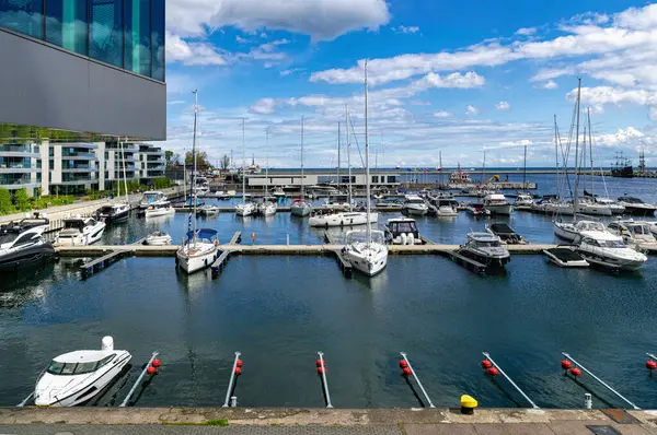 Gdynia, Polonya - 04 Mayıs 2025: Gdynia 'daki marina, rıhtım ve demir atmış yelkenli gemi ve yatların güzel yaz manzarası. Baltık Denizi 'nde spor ve eğlence