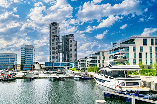 Yelkenli gemi Gdynia 'daki güneşli rıhtıma demir attı. Yaz seyahati