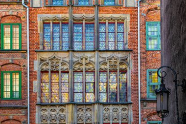 Lüks antik malikanenin renkli duvarları ve pencereleri.