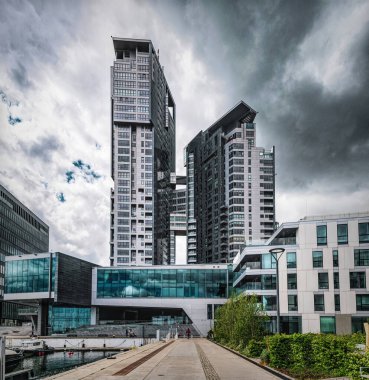 Gdynia marinasındaki modern gökdelenler ve konut binaları