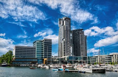 Gdynia, Polonya - 04 Mayıs 2025: Gdynia 'daki marina, rıhtım ve demir atmış yelkenli gemi ve yatların güzel yaz manzarası. Baltık Denizi 'nde spor ve eğlence