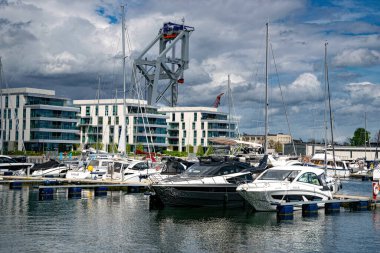Gdynia, Polonya - 04 Mayıs 2025: Gdynia 'daki marina, rıhtım ve demir atmış yelkenli gemi ve yatların güzel yaz manzarası. Baltık Denizi 'nde spor ve eğlence