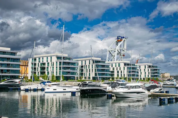 Gdynia, Polonya - 04 Mayıs 2025: Gdynia 'daki marina, rıhtım ve demir atmış yelkenli gemi ve yatların güzel yaz manzarası. Baltık Denizi 'nde spor ve eğlence