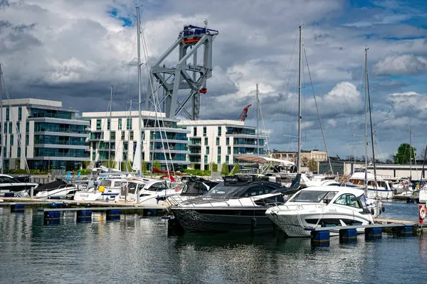 Gdynia, Polonya - 04 Mayıs 2025: Gdynia 'daki marina, rıhtım ve demir atmış yelkenli gemi ve yatların güzel yaz manzarası. Baltık Denizi 'nde spor ve eğlence