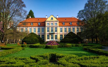 Gdansk 'taki Oliwa Park' ta çim ve çiçek yatakları.