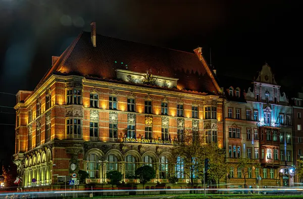Gdansk, Polonya - 29 Ekim 2024: Gdansk 'taki Narodowy Bank Polski' nin tarihi binası. Arka farlı güzel şehir manzarası