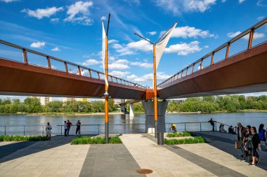 Varşova, Polonya - 20 Nisan 2025: Hafta sonu şehirde faaliyet. Güzel bir köprü, Vistula seti ve yürüyen insanlar. Polonya 'nın başkenti Varşova' da şehir yaşam tarzı