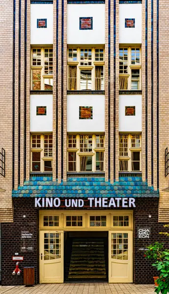 Berlin, Almanya - 25 Eylül 2022: Hackesche Hofe 'deki Bukalemun Tiyatrosu, Berlin Mitte. Tarihi bina 1906 'da ayrıntılı bir sanat tarzıyla inşa edilmiş. Çağdaş sanat alanı