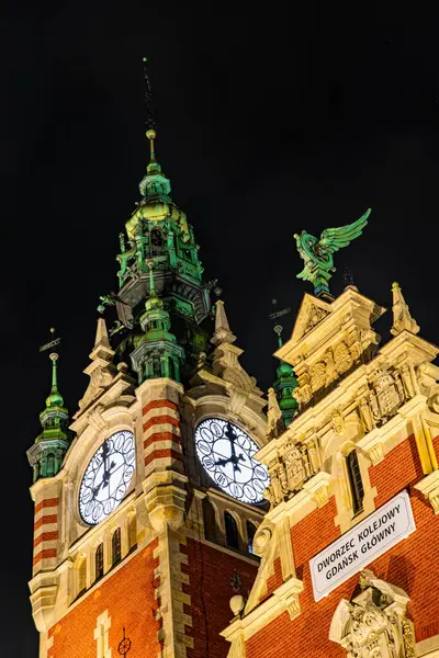 Gdansk şehrindeki güzel tarihi tren istasyonu.