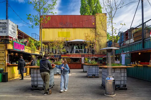 Gdansk, Polonya - 10 Mayıs 2025: Gdansk 'taki tarihi tersanenin ünlü turizm ve eğlence alanı. Yıkılan sanayi binaları, vinçler ve gıda alanları