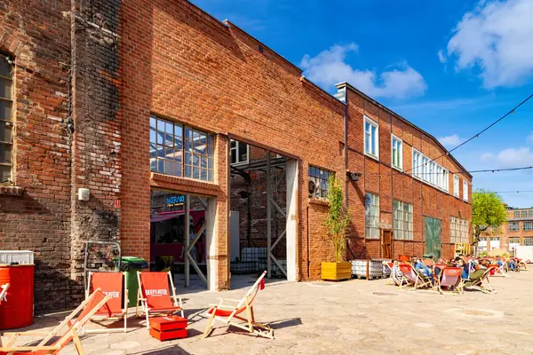 Gdansk, Polonya - 10 Mayıs 2025: Gdansk 'taki tarihi tersanenin ünlü turizm ve eğlence alanı. Yıkılan sanayi binaları, vinçler ve gıda alanları