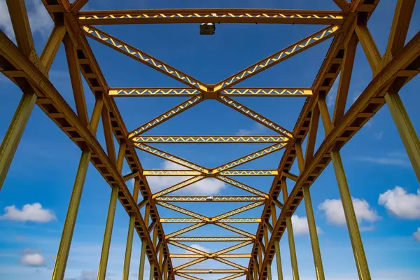 Eski demir kemer köprüsü. Metal çerçeve