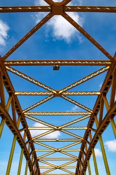 Eski demir kemer köprüsü. Metal çerçeve