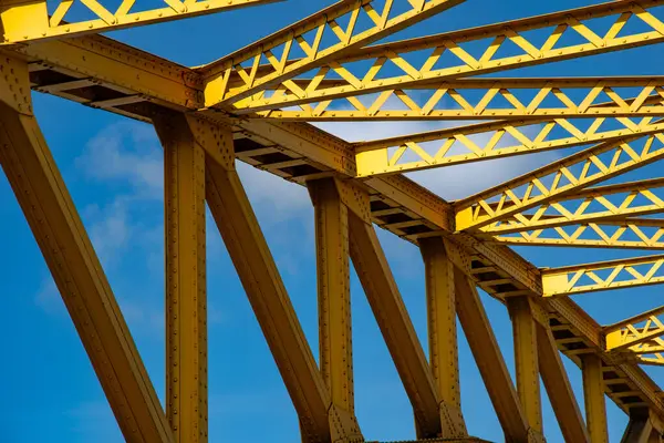 Eski demir kemer köprüsü. Metal çerçeve