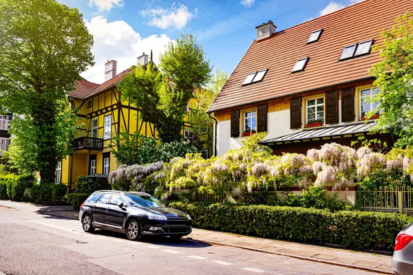 Avrupa 'nın en güzel yerleşim bölgesi. Kasaba ve yaklaşan bahçe