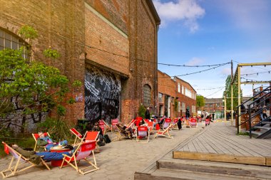 Gdansk, Polonya - 10 Mayıs 2025: Gdansk 'taki tarihi tersanenin ünlü turizm ve eğlence alanı. Yıkılan sanayi binaları, vinçler ve gıda alanları