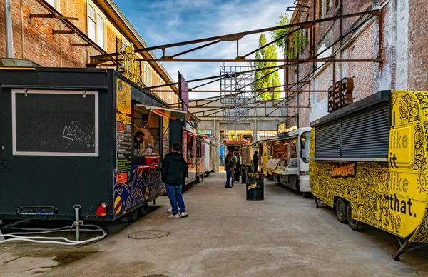 Gdansk, Polonya - 10 Mayıs 2025: Gdansk 'taki tarihi tersanenin ünlü turizm ve eğlence alanı. Yıkılan sanayi binaları, vinçler ve gıda alanları