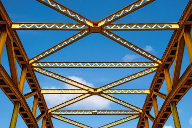 Eski demir kemer köprüsü. Metal çerçeve