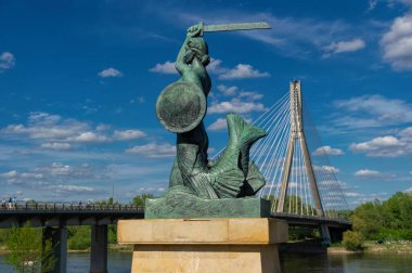 Varşova, Polonya - 20 Nisan 2025: Varşova 'nın simgesi Syrenka' nın bronz heykeli. 1939 'da Swietokrzyski Köprüsü' nün yanındaki Vistula Bulvarı 'na heykeltıraş Louise Nitschowa