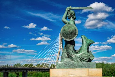 Varşova, Polonya - 20 Nisan 2025: Varşova 'nın simgesi Syrenka' nın bronz heykeli. 1939 'da Swietokrzyski Köprüsü' nün yanındaki Vistula Bulvarı 'na heykeltıraş Louise Nitschowa