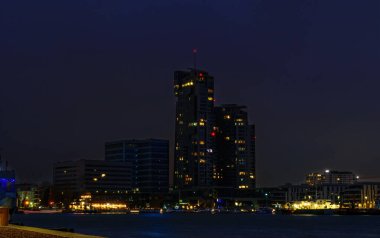 Gdynia 'da gece manzarası. Baltık Denizi 'nde gökdelenler ve rıhtım