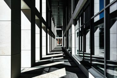 Modern şehir mimarisi. Şehir caddesi ve ofis binası