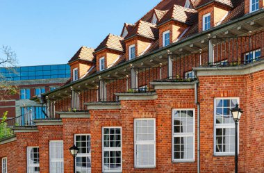 Döşeme çatılı eski tuğlalı ev.