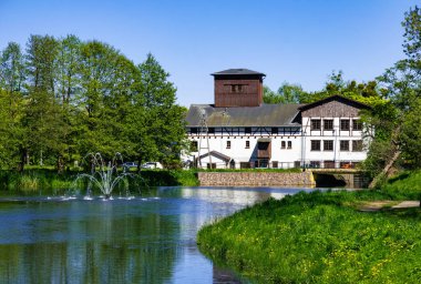 Ortaçağ su değirmeni ve gölet. Gdansk 'taki Oliwa tarihi bölgesi
