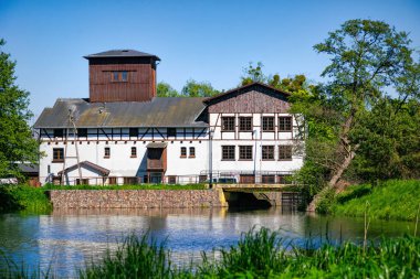 Ortaçağ su değirmeni ve gölet. Gdansk 'taki Oliwa tarihi bölgesi