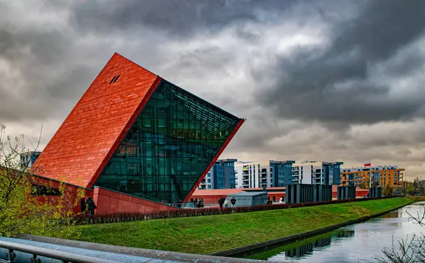 Gdansk, Polonya - 25 Kasım 2024: Modern gökdelen kulesi, Gdansk 'ta İkinci Dünya Savaşı Müzesi binası. Ünlü simge.