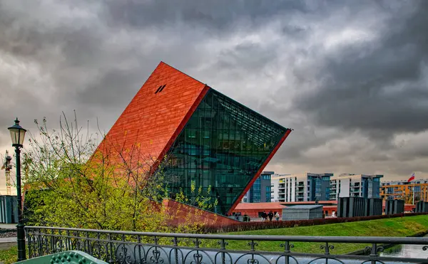 Gdansk, Polonya - 25 Kasım 2024: Modern gökdelen kulesi, Gdansk 'ta İkinci Dünya Savaşı Müzesi binası. Ünlü simge.