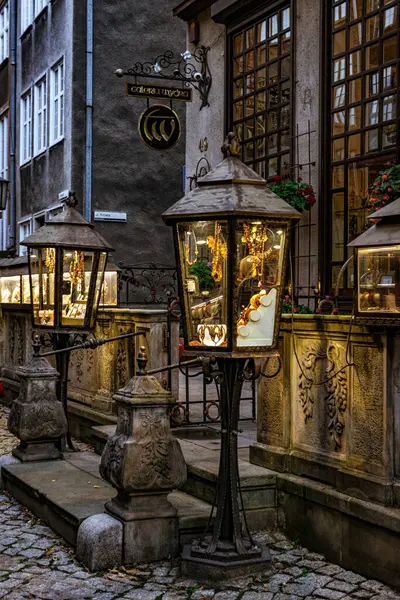 Gdansk, Polonya - 19 Ekim 2024: Gdansk 'taki Alacakaranlık. Ortaçağ gotik Mariacka sokağı ve kehribar taşı mücevher ticareti.