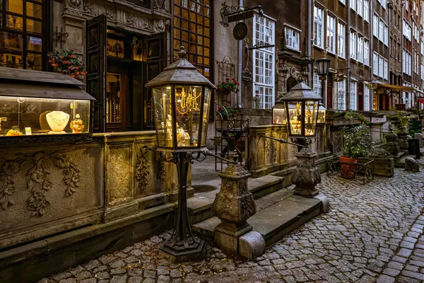 Gdansk, Polonya - 19 Ekim 2024: Gdansk 'taki Alacakaranlık. Ortaçağ gotik Mariacka sokağı ve kehribar taşı mücevher ticareti.