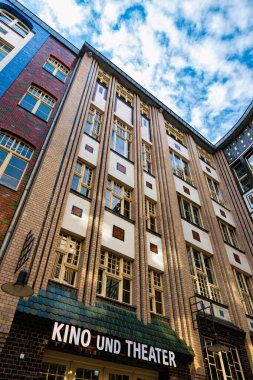 Berlin, Almanya - 25 Eylül 2022: Hackesche Hofe 'deki Bukalemun Tiyatrosu, Berlin Mitte. Tarihi bina 1906 'da ayrıntılı bir sanat tarzıyla inşa edilmiş. Çağdaş sanat alanı