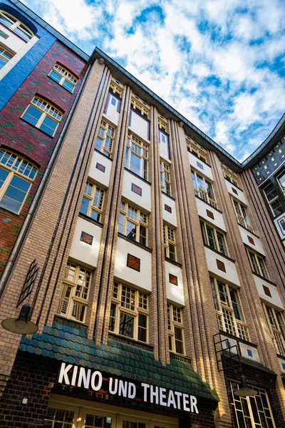 Berlin, Almanya - 25 Eylül 2022: Hackesche Hofe 'deki Bukalemun Tiyatrosu, Berlin Mitte. Tarihi bina 1906 'da ayrıntılı bir sanat tarzıyla inşa edilmiş. Çağdaş sanat alanı