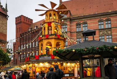 Gdansk, Polonya - 24 Kasım 2024: Güzel renkli Noel pazarı ve tatil sokak dekorasyonları. Geleneksel tatil hediyesi indirimi