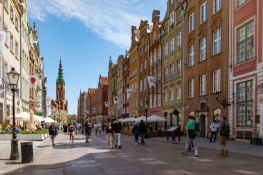 Gdansk, Polonya - 25 Mayıs 2025: Gdansk Eski Kasabası 'ndaki güzel ortaçağ gotik mimarisi ve renkli cepheler. İnsanlar tarihi Dluga caddesinde yürüyor.
