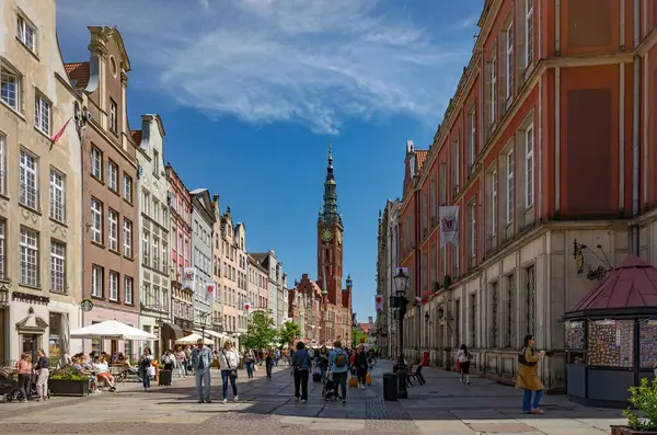 Gdansk, Polonya - 25 Mayıs 2025: Gdansk Eski Kasabası 'ndaki güzel ortaçağ gotik mimarisi ve renkli cepheler. İnsanlar tarihi Dluga caddesinde yürüyor.