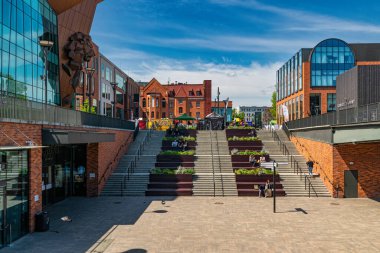 Gdansk, Polonya - 25 Mayıs 2025: Forum, modern alışveriş merkezi ve tarihsel Gdansk bölgesindeki iş merkezi. Çağdaş cam ve demir mimarisi