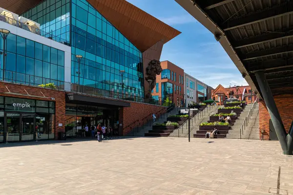 Gdansk, Polonya - 25 Mayıs 2025: Forum, modern alışveriş merkezi ve tarihsel Gdansk bölgesindeki iş merkezi. Çağdaş cam ve demir mimarisi