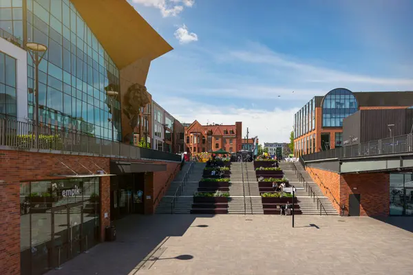 Gdansk, Polonya - 25 Mayıs 2025: Forum, modern alışveriş merkezi ve tarihsel Gdansk bölgesindeki iş merkezi. Çağdaş cam ve demir mimarisi