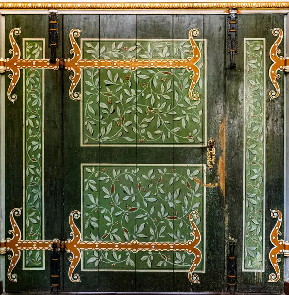 Güzel antik boyalı kilise kapısı. Geometrik ve çiçekli desen