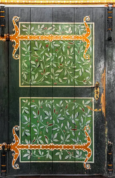 Güzel antik boyalı kilise kapısı. Geometrik ve çiçekli desen