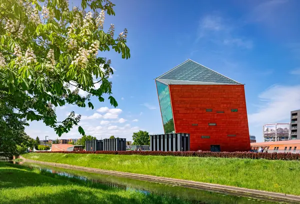 Gdansk, Polonya - 25 Mayıs 2025: Modern gökdelen kulesi, Gdansk 'ta İkinci Dünya Savaşı Müzesi binası. Ünlü simge.