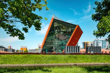 Gdansk, Polonya - 25 Mayıs 2025: Modern gökdelen kulesi, Gdansk 'ta İkinci Dünya Savaşı Müzesi binası. Ünlü simge.