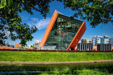 Gdansk, Polonya - 25 Mayıs 2025: Modern gökdelen kulesi, Gdansk 'ta İkinci Dünya Savaşı Müzesi binası. Ünlü simge.