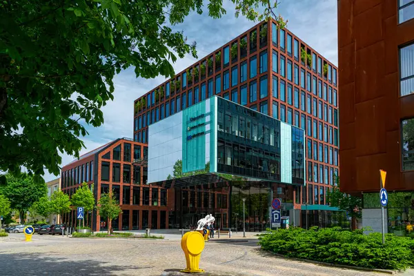 Gdansk, Polonya - Haziran 01, 2025: modern gökdelenlerin yüksek demir ve cam binaları ve Gdansk şehir merkezindeki cadde trafiği. Avrupa 'da ofis inşaatı ve şirket işleri